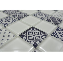 Detaljvy av mosaikplatta med mönster