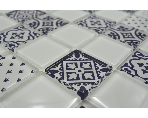 Detaljvy av mosaikplatta med mönster