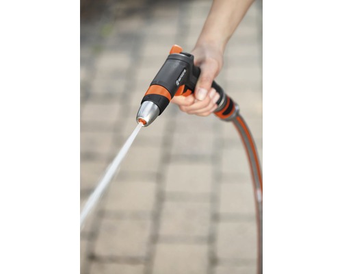 Gardena rengöringsspruta med vattenstråle i handen