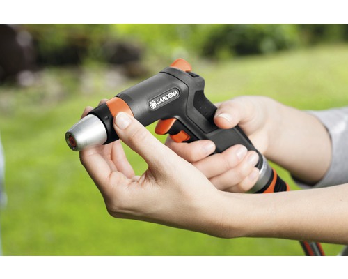 Trädgårdsspruta hålls i händer