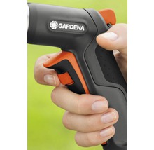 Hand håller trädgårdsspruta med Gardena logotyp