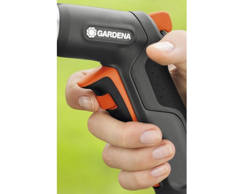 Hand håller trädgårdsspruta med Gardena logotyp