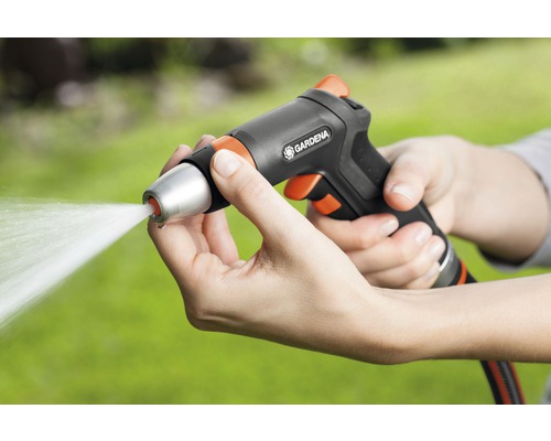 Gardena rengöringsspruta med vattenstråle i händerna