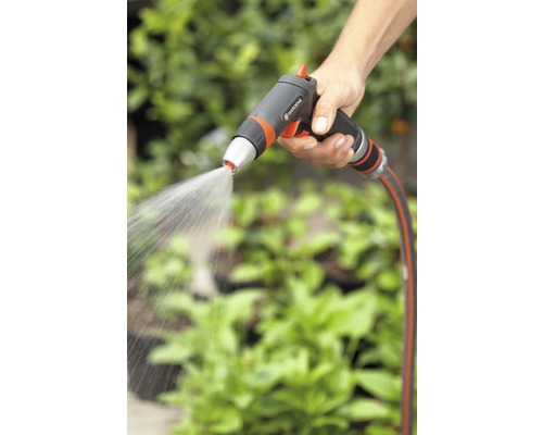 Trädgårdsslangsprutpistol i bruk.