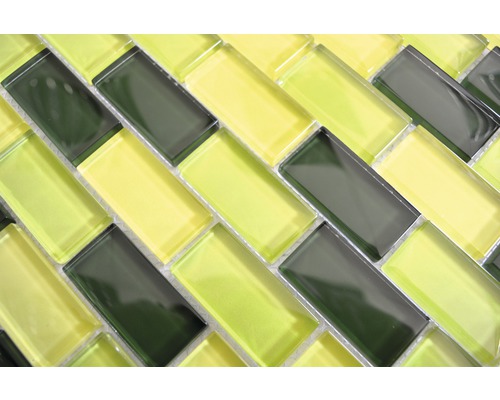 Glasmosaikplattor i fiskbensmönster