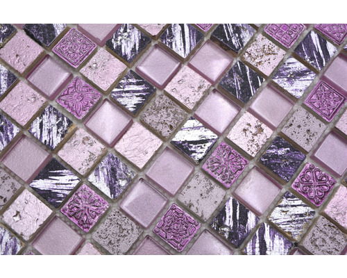 Närbild av fyrkantiga mosaikplattor med olika texturer