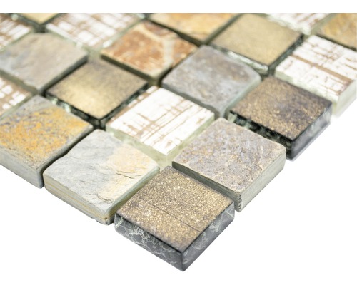 Närbild av mosaikplattor av sten och glas