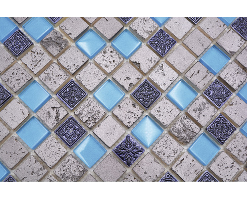 Mosaikplattor med glas-, sten- och dekorativa element