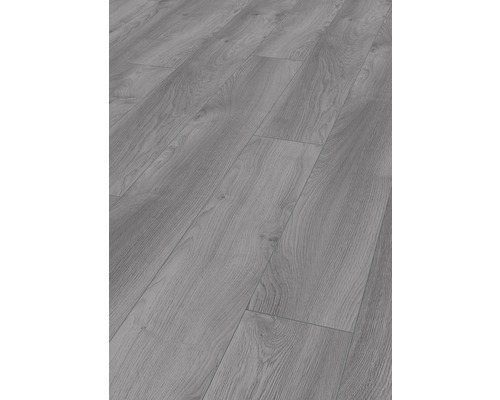 Grått laminatgolv med träutseende