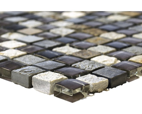 Mosaikplattor av glas och natursten