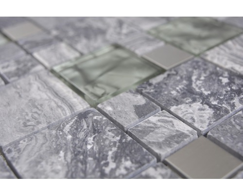 Närbild av mosaikplattor av glas och sten