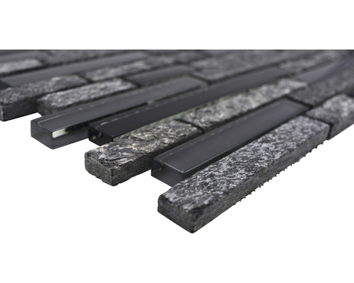 Mosaikplatta av glas och sten