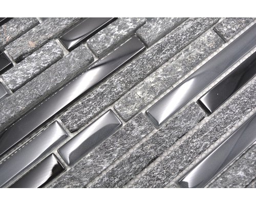 Mosaikplatta av sten och metall