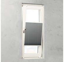 Grå veckad persienn på fönstret