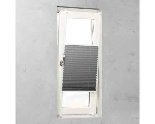 Grå veckad persienn på fönstret