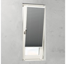 Grå plisségardin på fönstret för ljusreglering