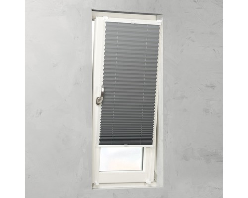 Grå plisségardin på fönstret för ljusreglering