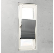 Grå plisségardiner på fönstret