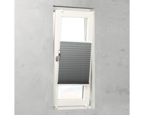 Grå plisségardiner på fönstret