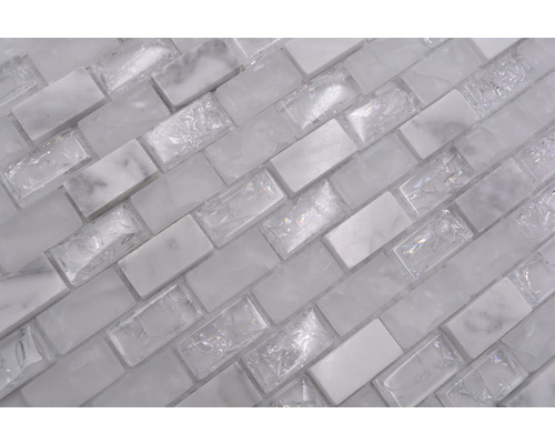 Mosaikplatta av marmor och glas i tegelstensformat