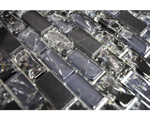 Mosaikplatta med rektangulära element av glas och sten