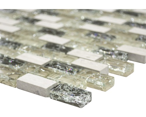 Mosaikplatta av glas och natursten