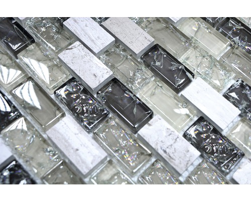 Mosaikplatta av glas och sten i närbild