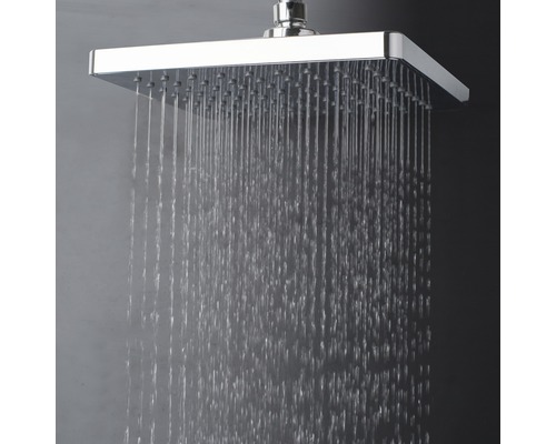 Fyrkantigt duschhuvud med vattenstråle