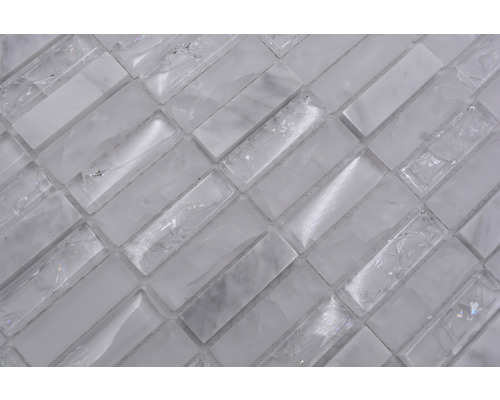 Detalj av mosaikplattor av glas och marmor