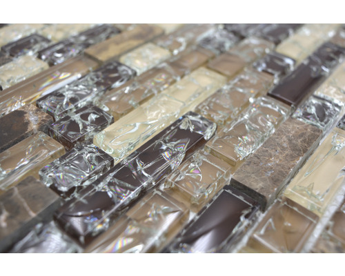 Mosaikplattor av glas och sten