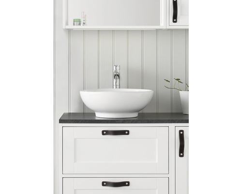 Badrum med handfat på underskåp med lådor och blandare