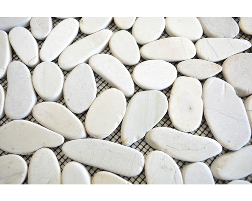 Vit kakelplatta med småsten på nät