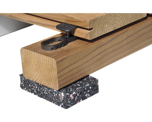 Trädäck på underkonstruktion med justerbar fot och gummikudde