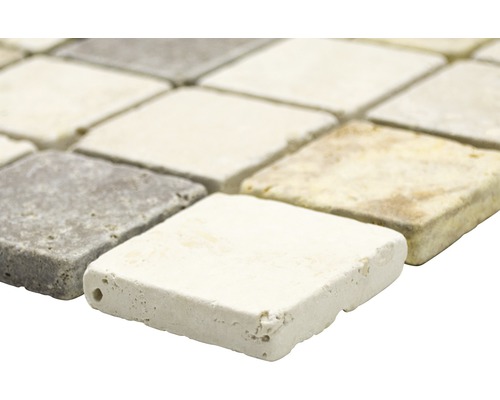 Närbild av kvadratiska mosaikplattor i natursten