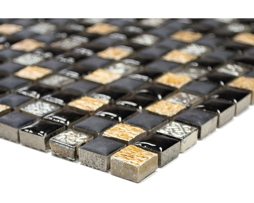 Mosaikplatta med fyrkantiga stenar i olika utföranden