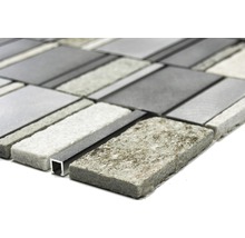 Närbild av en mosaik gjord av sten och aluminium