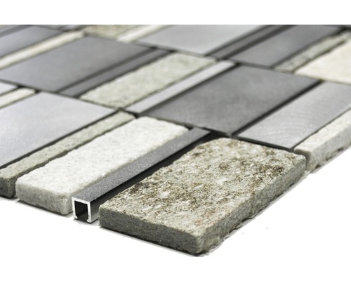 Närbild av en mosaik gjord av sten och aluminium