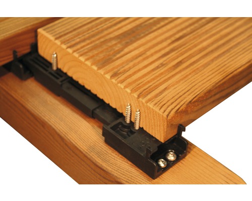 Trädäck med svart fästsystem och skruvar