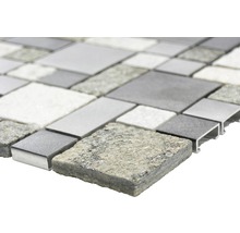 Mosaikplatta av sten- och metallelement