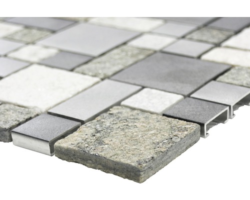 Mosaikplatta av sten- och metallelement