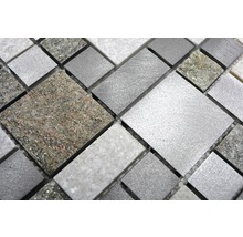 Närbild av mosaikplattor i sten och metall