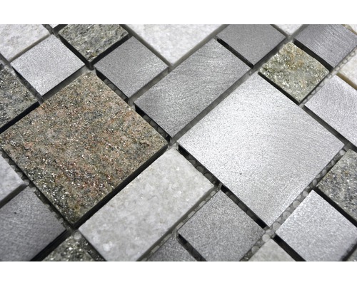 Närbild av mosaikplattor i sten och metall