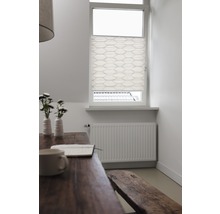 Ljust rum med trämöbler, element och plisségardin i fönstret