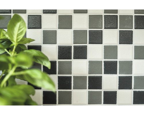 Fyrkantiga mosaikplattor på en vägg.