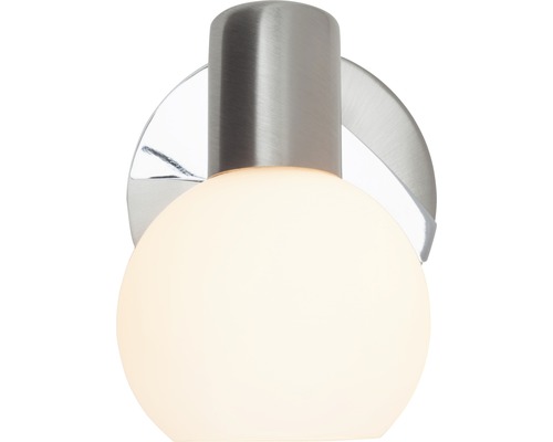 Vägglampa med rund, vit lampskärm och metalldetaljer