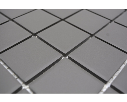 Närbild av grå fyrkantiga mosaikplattor