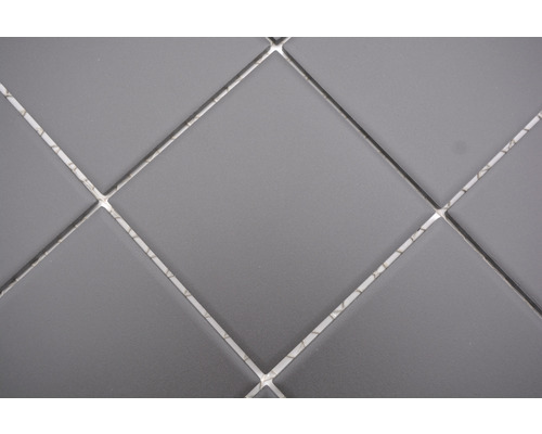 Grå fyrkantiga plattor med fogar