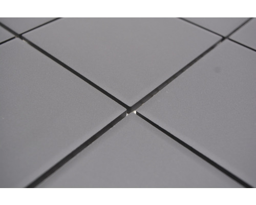 Närbild av kvadratiska plattor med fogar