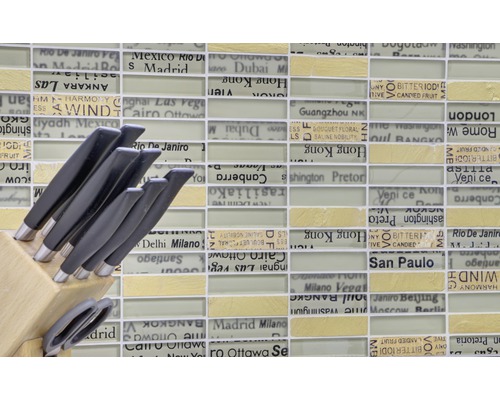 Knivblock med olika knivar och en sax