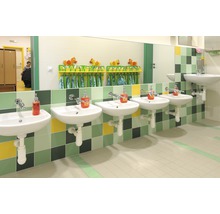 Badrum med handfat, spegel, handdukshängare och kakel